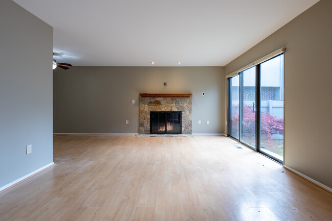 Building Photo - 5 Juniper Ln