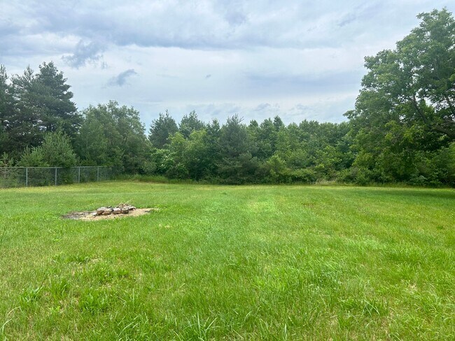 Building Photo - Welcome Home to this 3 Bedroom / 2 Bath Ho...
