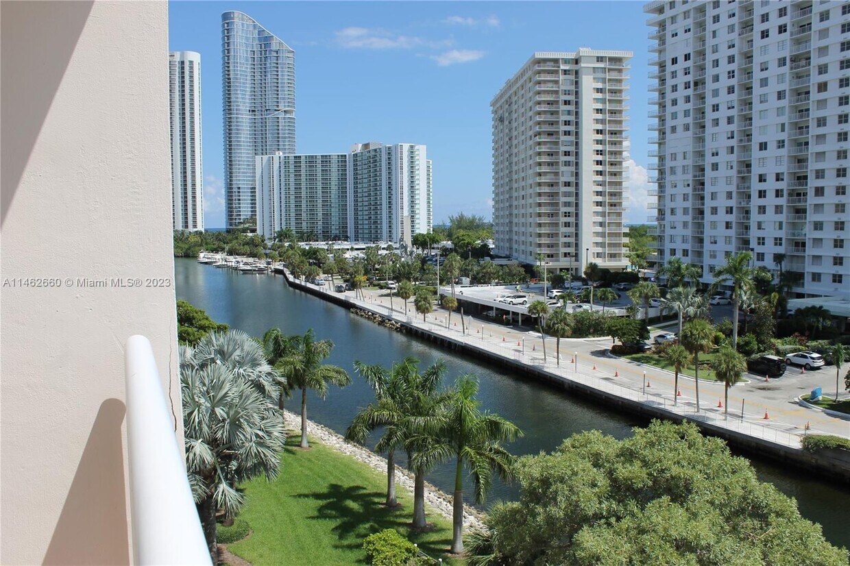 Foto principal - 400 Kings Point Dr