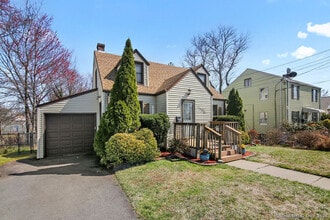 Building Photo - 594 Quaker Ln S