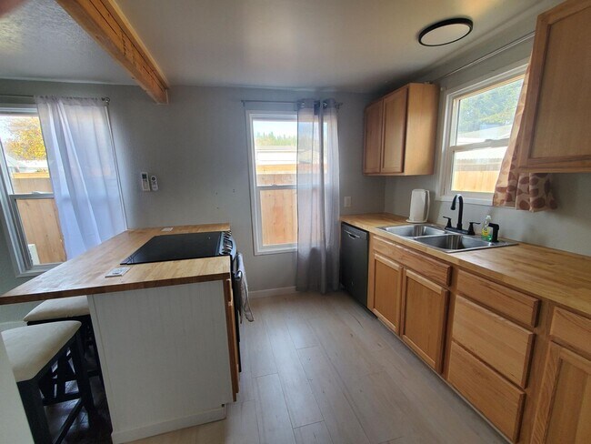 Foto del edificio - Remodeled 2 bedroom home in Roseburg