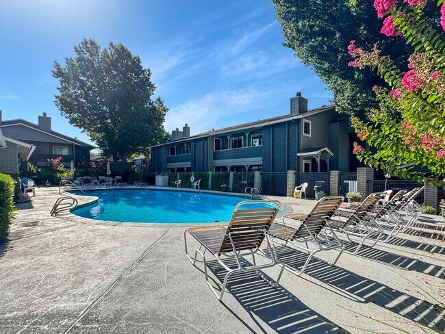 Foto del edificio - Darling Townhome near Jenks with a Pool!