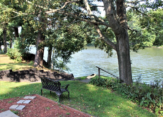 Peaceful waterfront location - 251 Lake Shore Dr N