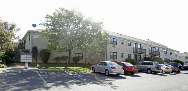 Hillcrest Point Apartments - Spring Valley, NY | Apartments.com