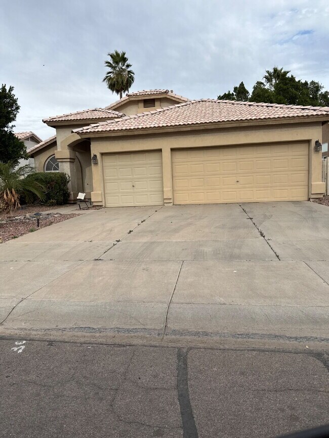 Foto del edificio - 3b/2b home with a pool backing Palm Valley golf course.