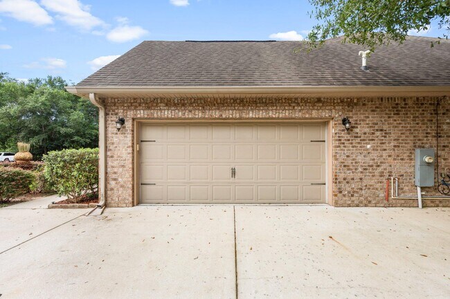 Building Photo - 208 Foxchase Way