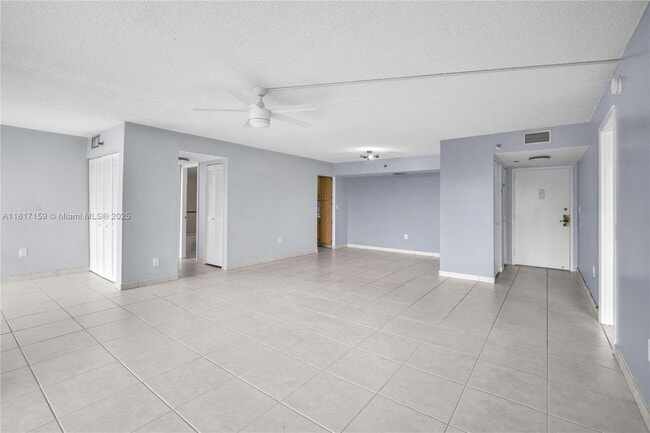Foto del edificio - 900 St Charles Pl