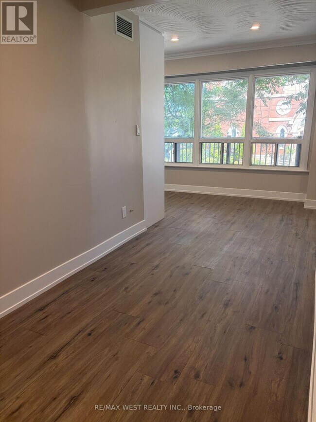 Photo du bâtiment - 1697 Dundas St W