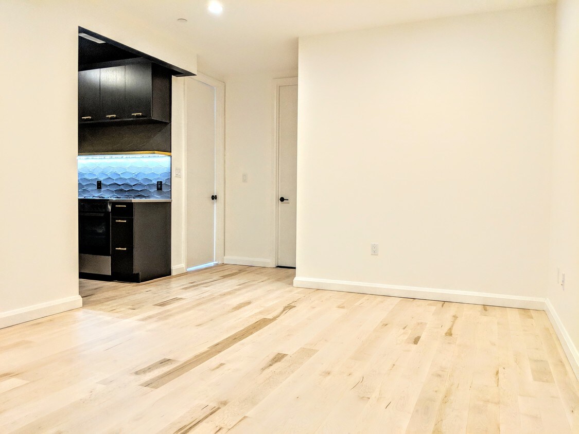 Foto principal - 1814 Gates Ave