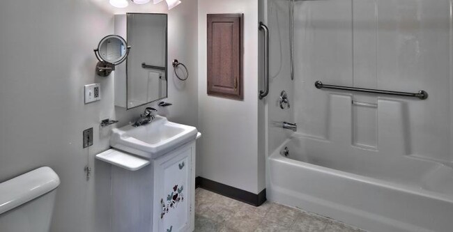 Baño - Kibler Senior Apartments 55+