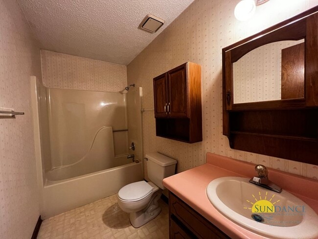 Building Photo - Nice 2 Bedroom Home on a Large Lot in Cres...