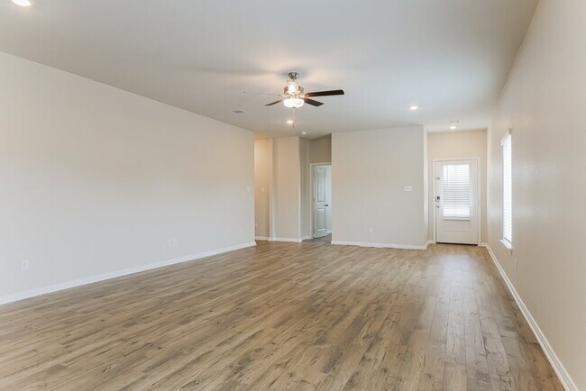 Foto del edificio - 16455 Hill Dr