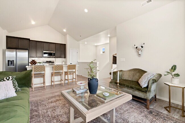 Foto del edificio - Newer 2bd condo in neighborhood with pool ...