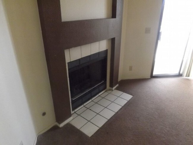 Building Photo - 820 N Sloan Ln