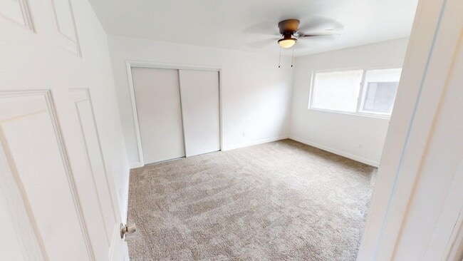 Building Photo - Large 2BD/1BA Upstairs Unit
