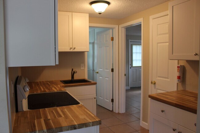 Building Photo - 2 Bedroom 1 Bath Utilities included