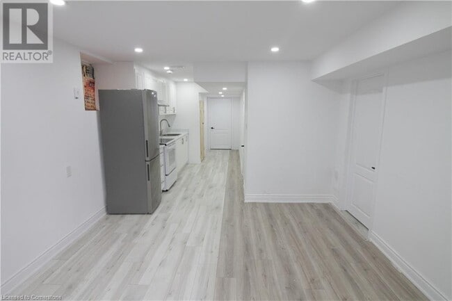 Building Photo - 473 Avens St