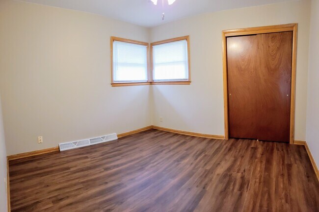 Building Photo - 4550 N 71st St
