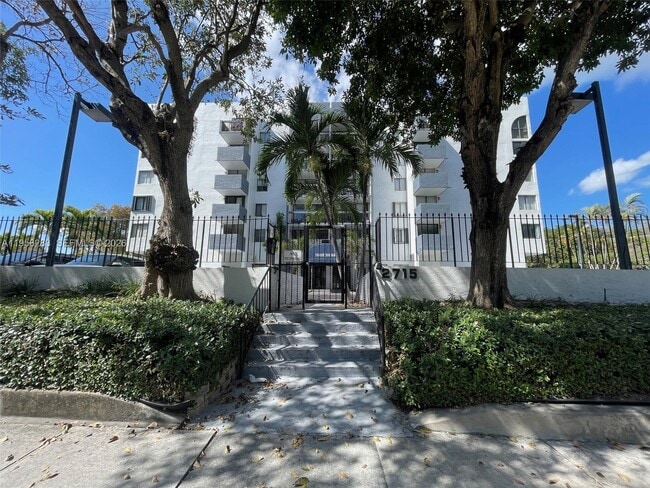 Building Photo - 2715 Tigertail Ave