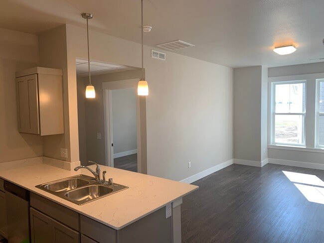 Building Photo - High End, 1 Bedroom Apartment