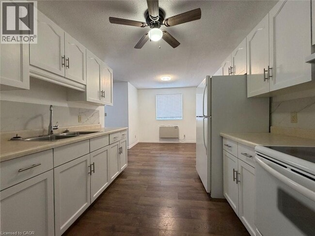 Building Photo - 470 Elizabeth St E