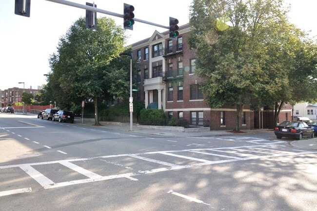 Building Photo - 2BR 1Bth unit. Heat/Hot Water included. Great location!