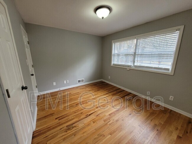 Building Photo - 3206 Mathieson Dr NE