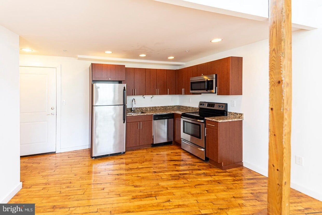 Primary Photo - 4 Leverington Ave