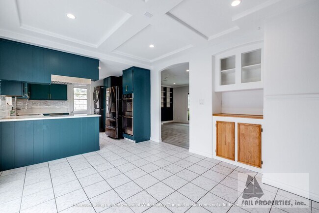 Building Photo - Gorgeous Home minutes to the Beach!