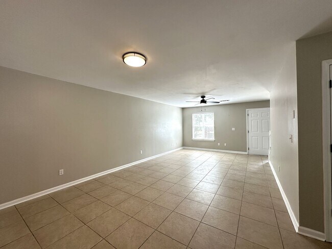 Foto del edificio - 5 Bedroom, 3 Bath Home Priced to Rent!