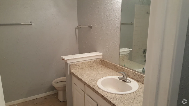 Building Photo - 2912 Emerald Dr