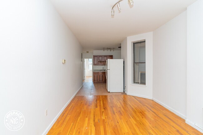 Foto del edificio - 796 Madison St