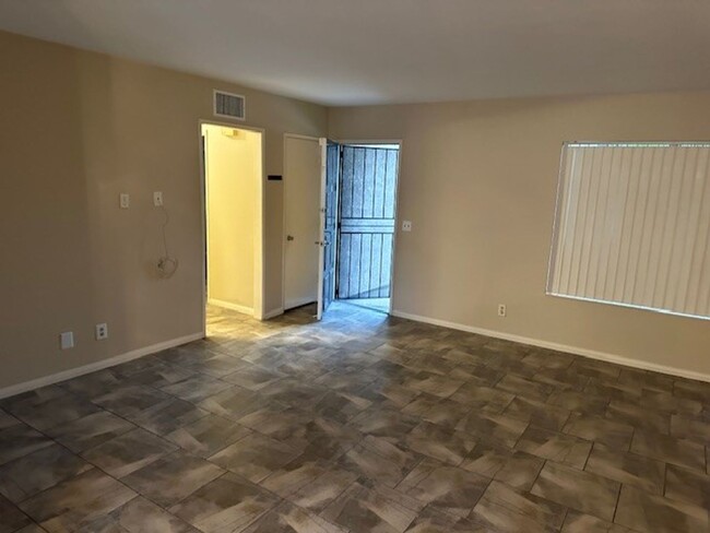 Building Photo - Fashion Knolls: Lower 3 Bedroom 2 Bath Condo,
