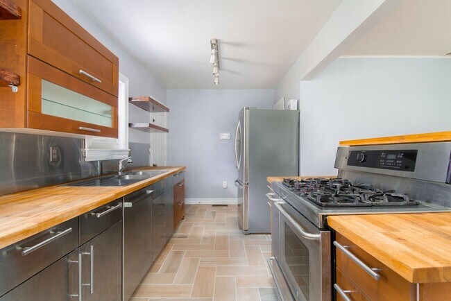 Foto del edificio - 2 Bed 1 Bath Detached 2 Car Garage in Denn...