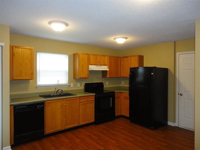 Foto del edificio - 2525 Summerwood Lane