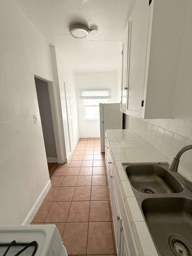 Foto del edificio - 849 S Kenmore Ave