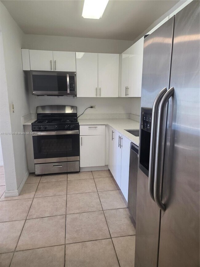 Foto del edificio - 6900 N Kendall Dr