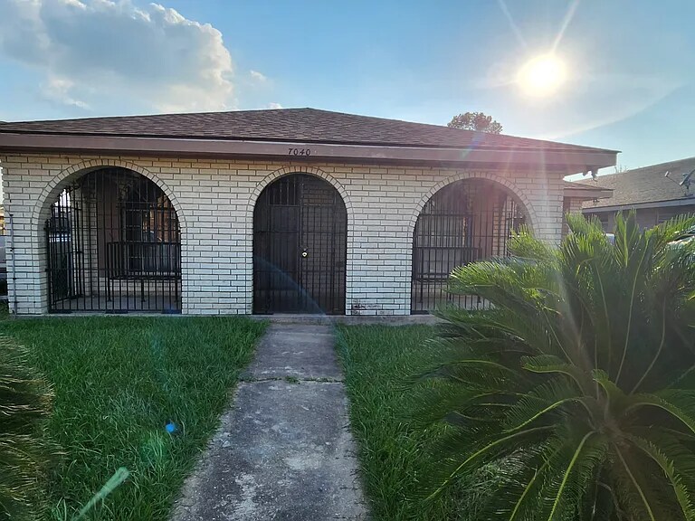 Foto principal - 7040 Bunker Hill Rd