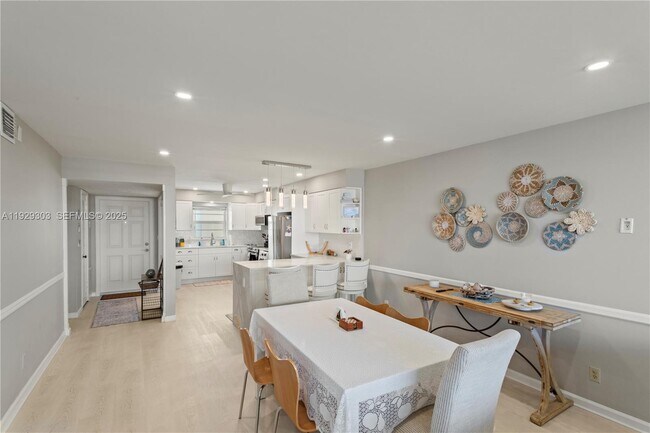 Building Photo - 3051 NE 48th St