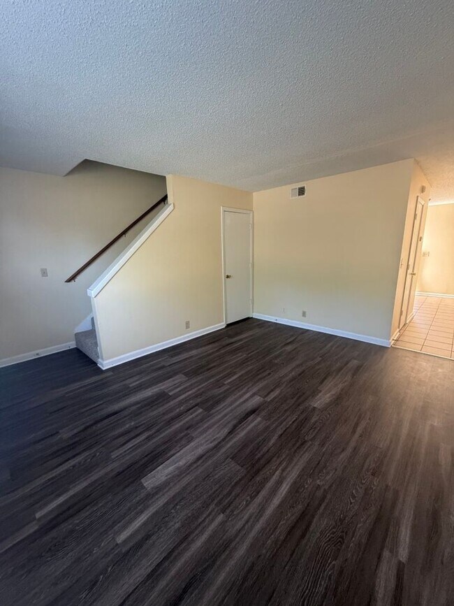 Building Photo - Affordable Townhome - New Rent!!