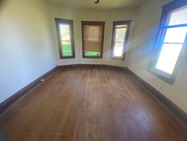 Building Photo - 1076 NE 75