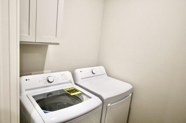 Building Photo - 530 Cosmos St