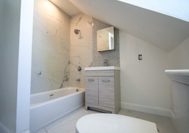 Building Photo - 32 Cedar St