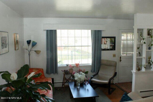 Building Photo - Charming Blacksburg Home with Spacious Bas...