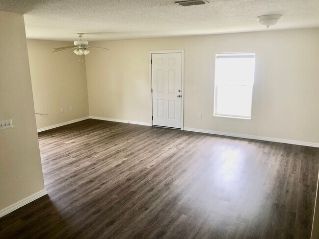Foto del edificio - 38629 Rose Ln
