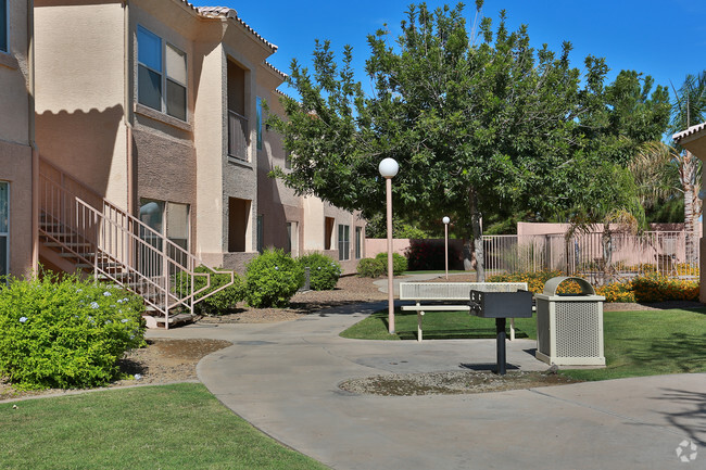 Foto del edificio - Lake Pleasant Village Apartments