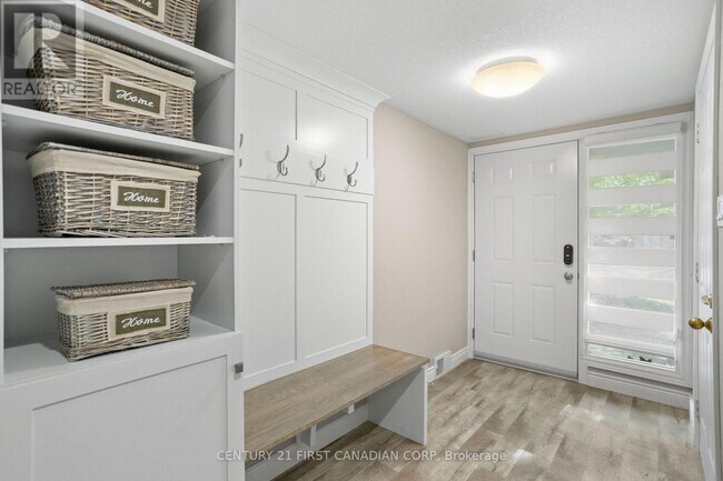 Photo du bâtiment - 1399 Commissioners Rd W