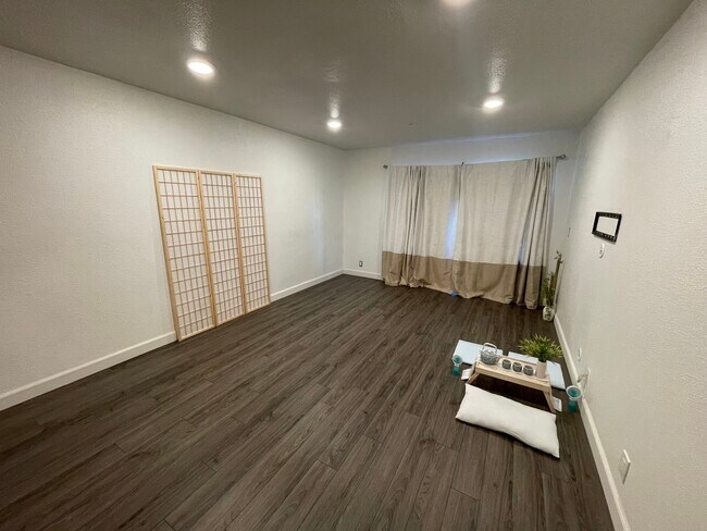 Building Photo - 4041 Oakcrest Dr