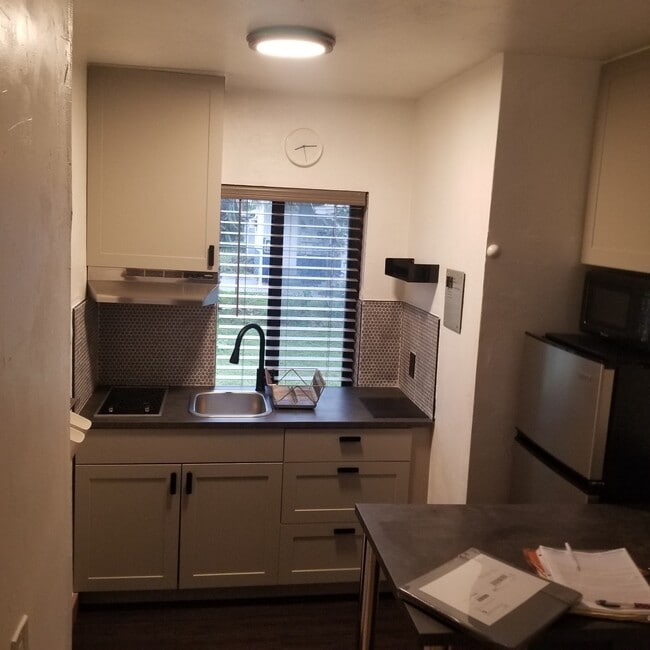 Building Photo - 1952 Madison St