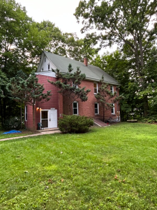 309 1/2 Spruce St Unit A, Manchester, CT 06040 Room for Rent in